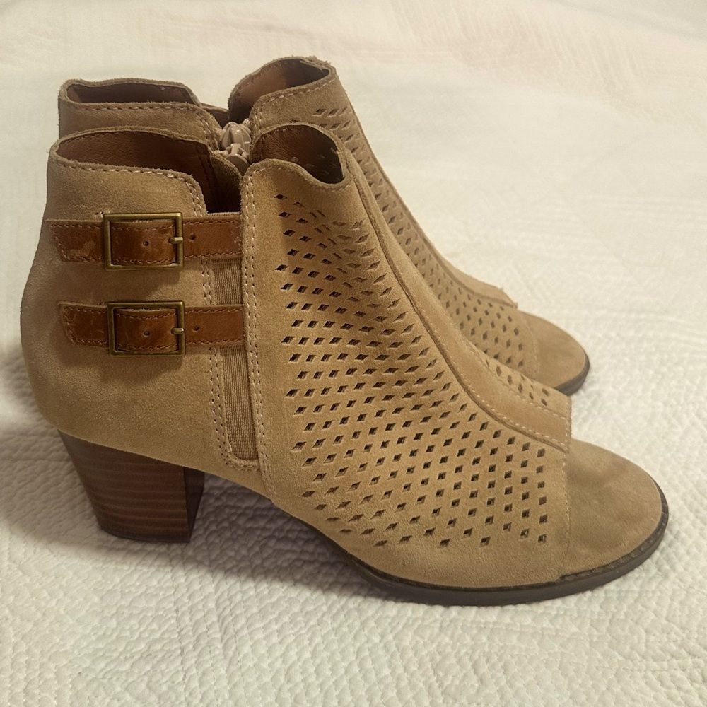 Vionic Women's Aloft Chryssa Light Sand Perfed Suede Pumps sandals 6.5 M - Picture 3 of 7